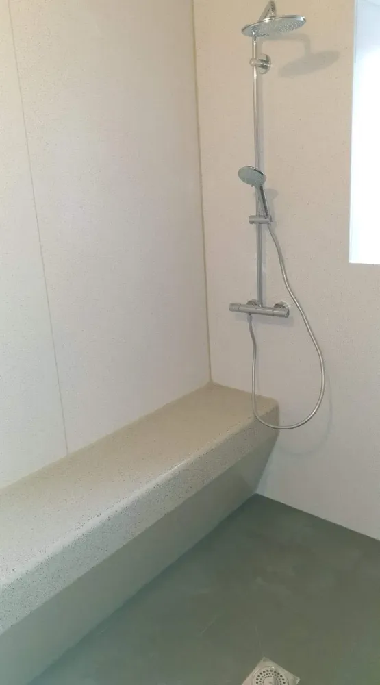 Douche avec banc en Karsyl